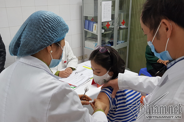 Công khai chương trình, kế hoạch tiêm vắc xin cho người dân nhằm đạt miễn dịch cộng đồng