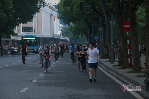 Người Hà Nội dậy từ sớm đi tập thể dục sau nhiều ngày bị giãn cách