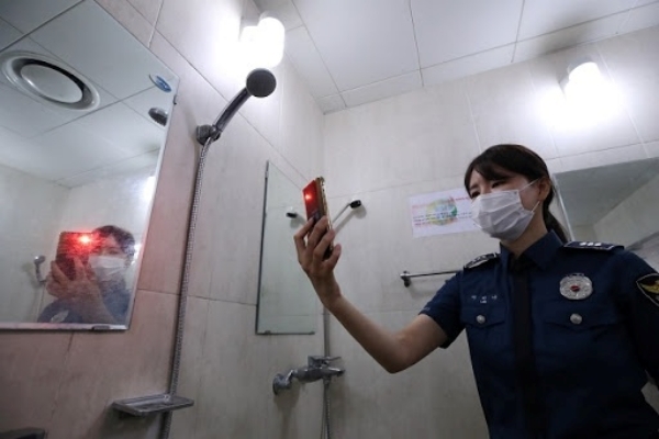 Phụ nữ Hàn Quốc không dám đi vệ sinh trong chính nhà mình