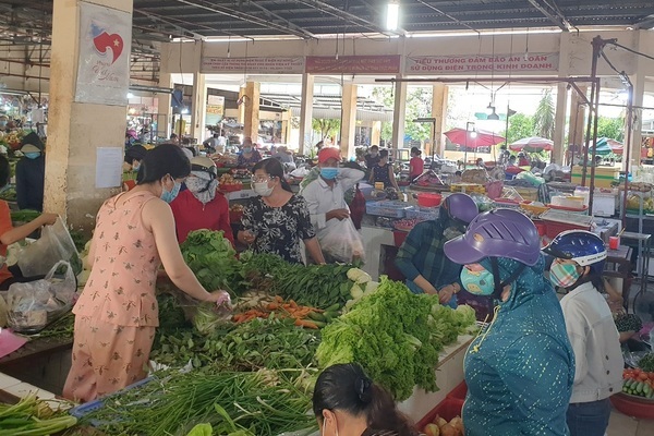 TP.HCM phát phiếu cho người dân đi chợ, tiểu thương bán luân phiên