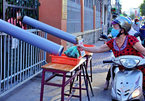 Ấm áp giữa Sài thành: Phát quà 'lướt ống' để phòng dịch
