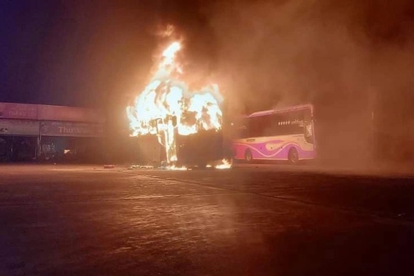 Bốn xe khách giường nằm cháy nghi ngút ngay trong bến