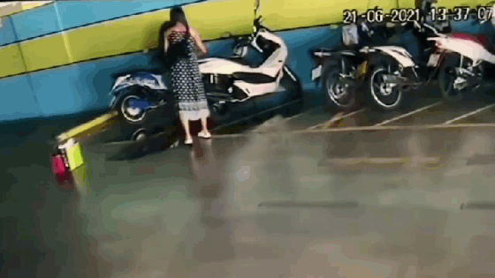 Tưới xăng đốt xe của người tình cũ