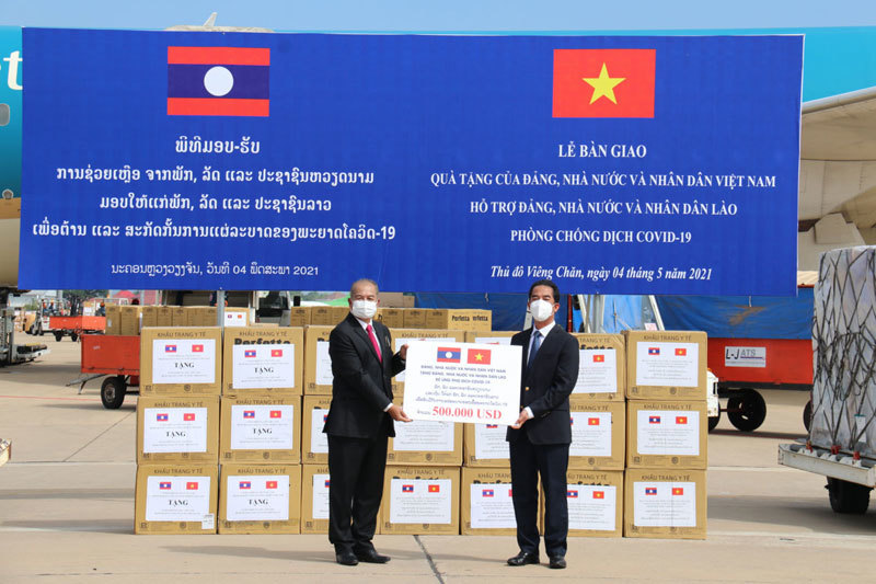 Việt-Lào 'hạt muối cắn đôi, cọng rau bẻ nửa' trong đại dịch Covid-19