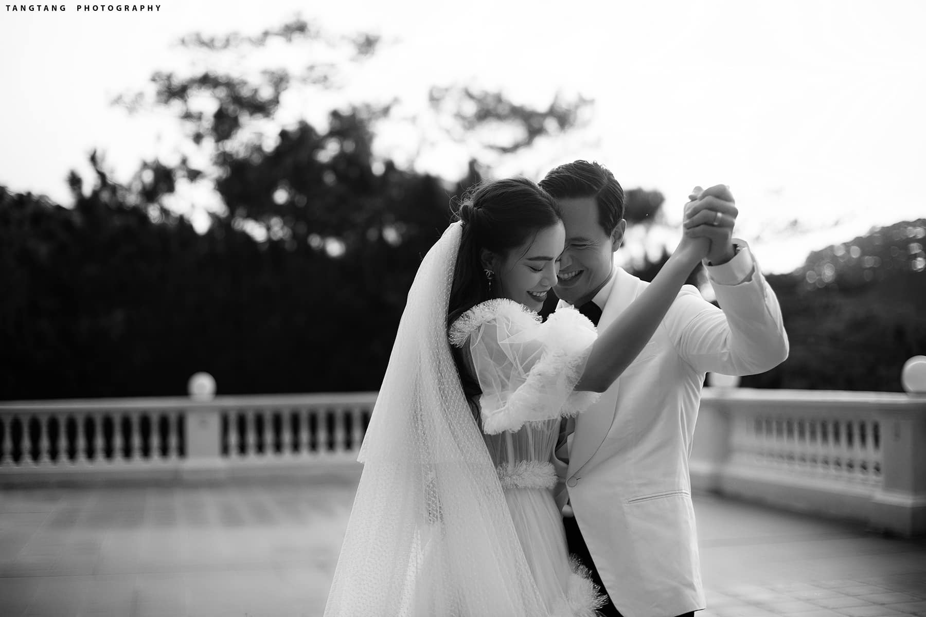 Hồ Ngọc Hà - Kim Lý là một cặp đôi đẹp, tình cảm. Bức ảnh này cho thấy sự hạnh phúc và tình yêu thật sự của họ. Nếu bạn là fan của cặp đôi này, đây là cơ hội để thưởng thức bức ảnh đặc biệt này.