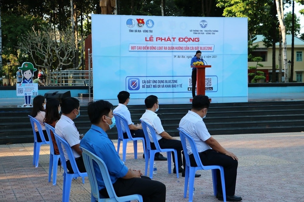 Bà Rịa – Vũng Tàu có đội biệt động Bluezone giúp người dân cài đặt ứng dụng “dò” Covid-19