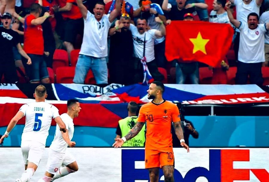 Tại đó cờ Việt Nam thật sự là vẻ đẹp khó quên, xuất hiện trên khán đài sân vận động để cổ vũ cho các cầu thủ yêu quý. Thêm vào đó, việc khán giả tăng đột biến với CĐV Việt Nam đang là niềm vui không nhỏ cho cả đội bóng lẫn ngược lại.