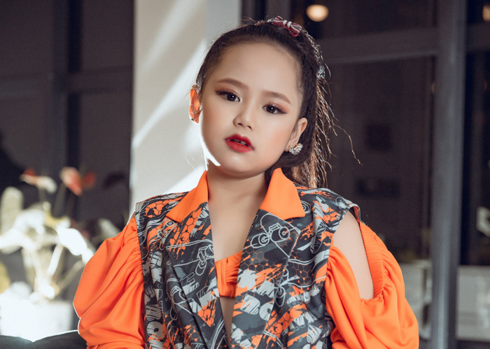 Á hậu nhí Hoàng Vân và bố mẹ quyên 50 triệu chống Covid