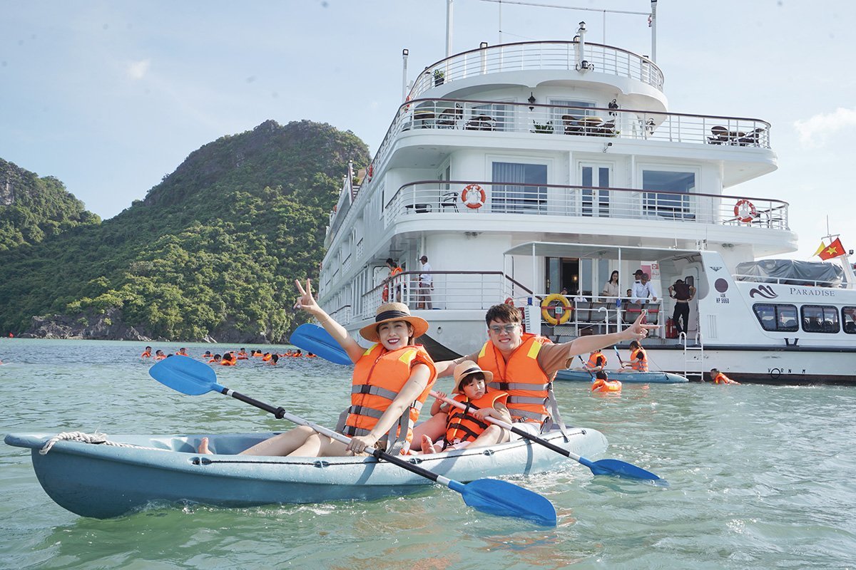 Giới trẻ thích thú check in trên du thuyền Quảng Ninh