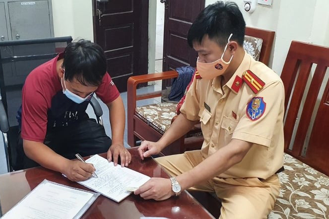 Qua chốt kiểm soát dịch bệnh cầu Bạch Đằng bằng giấy xét nghiệm Sar-CoV-2 giả