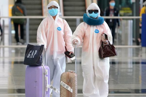 Hong Kong ra quyết định bất ngờ chặn Covid-19, Malaysia chi tiền tỷ hỗ trợ dân