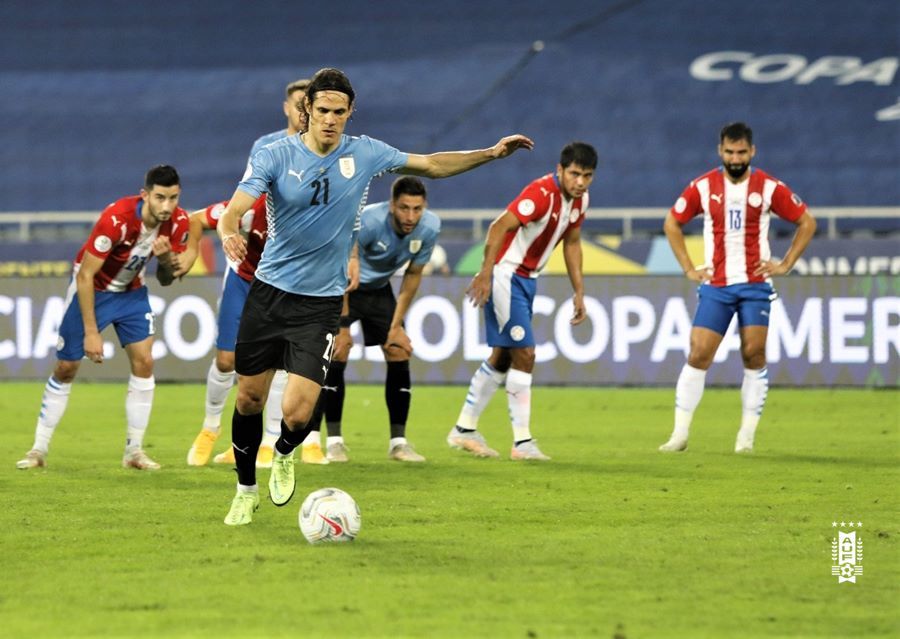 Cavani hóa người hùng, Uruguay vào tứ kết với ngôi nhì bảng