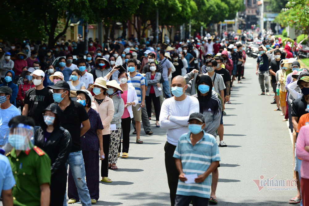 20,000 people queue to have samples taken for nCoV testing