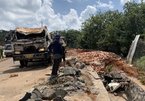 Hai thi thể mắc kẹt trong cabin xe tải lật ngang ở Bình Phước