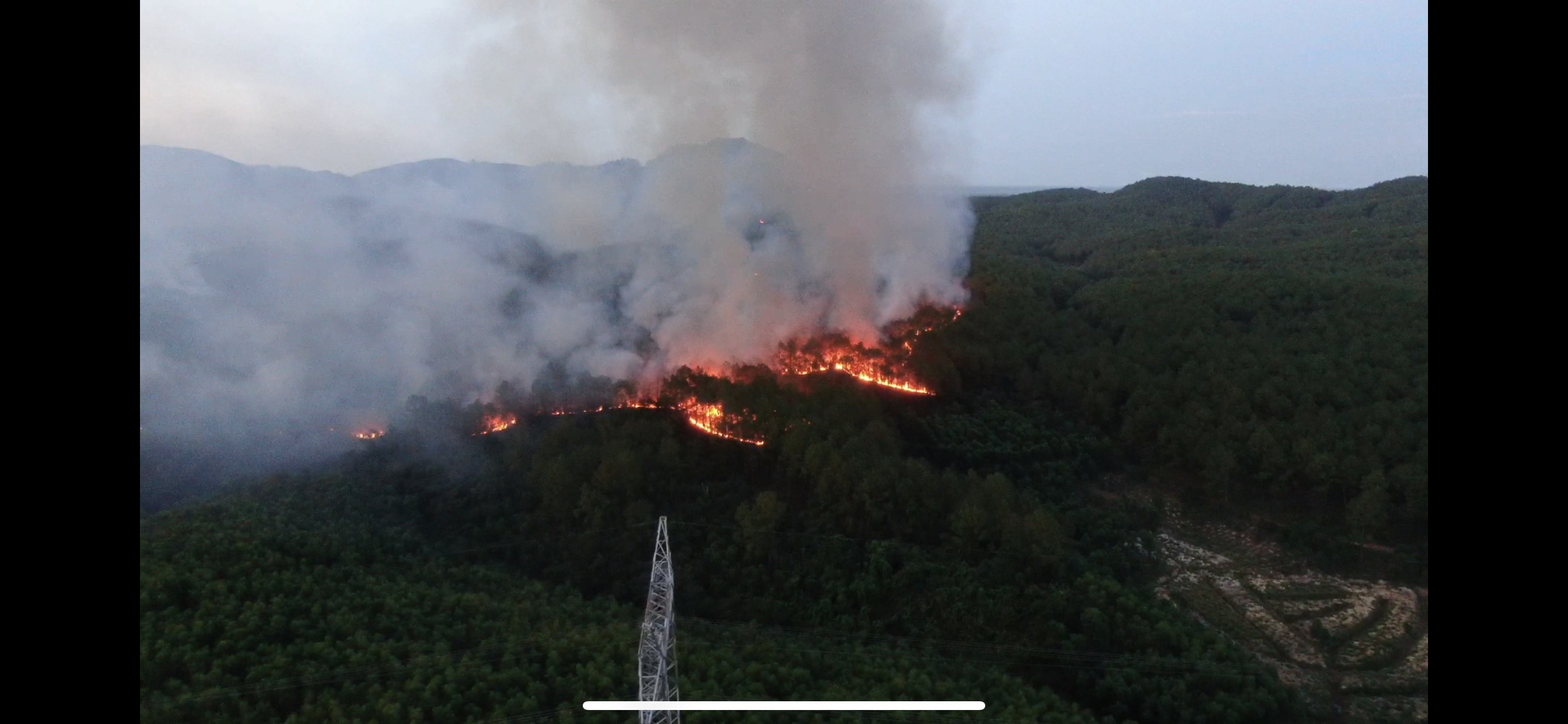 Cháy rừng ở Huế, đường dây điện quốc gia gặp nguy hiểm