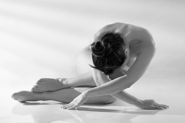 Nhiếp ảnh Thái Phiên: 'Triển lãm nude yoga tươi mát giữa dịch bệnh ngột ngạt'