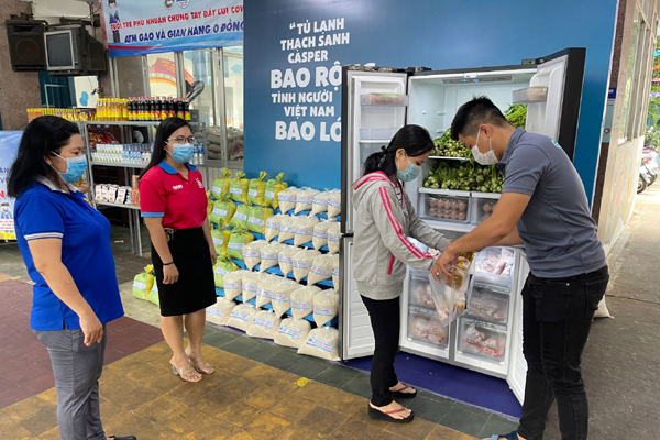 Hàng nghìn người Sài Gòn nhận thực phẩm từ tủ lạnh ‘Thạch Sanh’