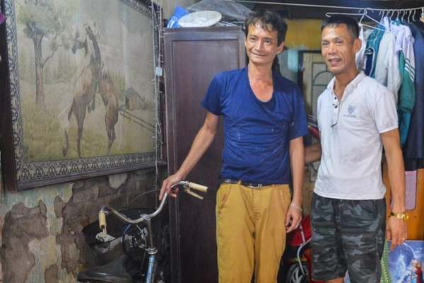 Người đàn ông kể lại phút cứu cháu bé rơi từ tầng 2 ở Nam Định