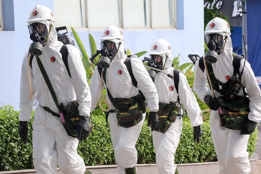 Quân đội phun khử khuẩn Trung tâm báo chí, bảo đảm an toàn cho phóng viên