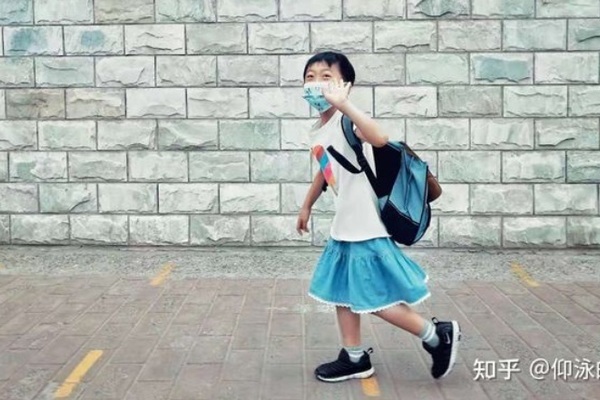 Bức ảnh cậu bé mặc váy đến trường gây tranh cãi dữ dội