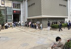 Người Hàn đổ xô xếp hàng mua Chanel trước tin đồn tăng giá