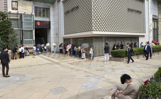 Người Hàn đổ xô xếp hàng mua Chanel trước tin đồn tăng giá
