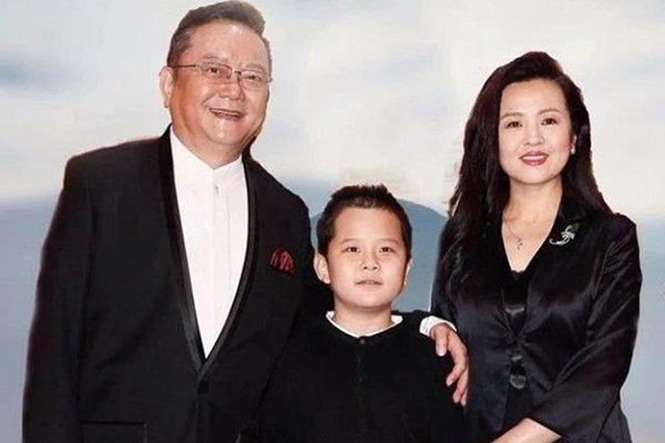 ‘Hòa Thân’ Vương Cương U70 sống sung túc bên vợ trẻ kém 20 tuổi