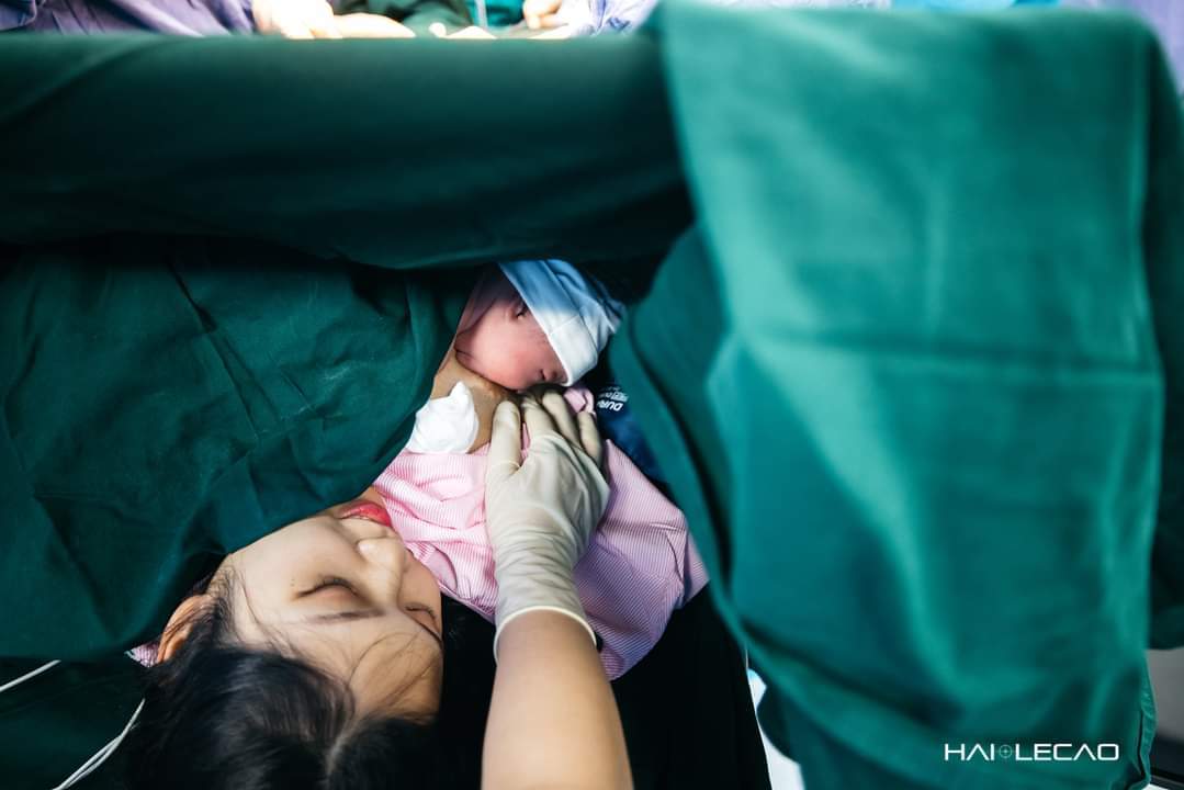 Nhiếp ảnh gia 'run tay' ghi lại toàn bộ hành trình vợ sinh con