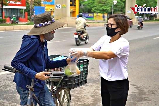 Lao động nghèo Hà Nội xúc động nhận bữa sáng miễn phí mỗi ngày