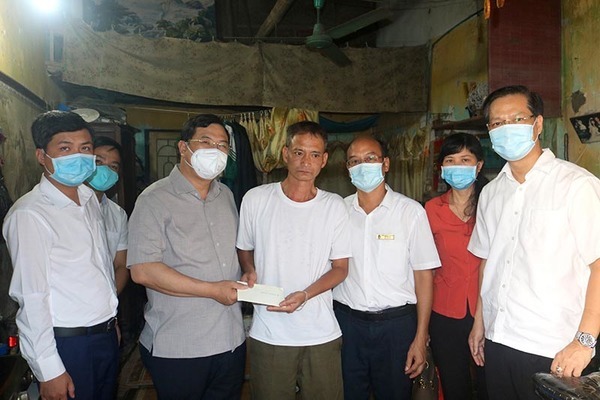 Biểu dương người đàn ông cứu cháu bé rơi từ tầng 2 ở Nam Định