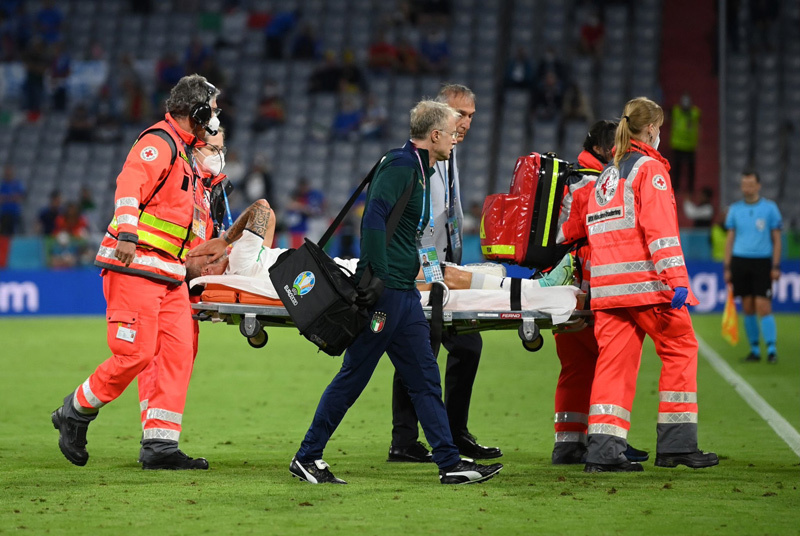 Cầu thủ Italy khóc nghẹn vì chấn thương nặng