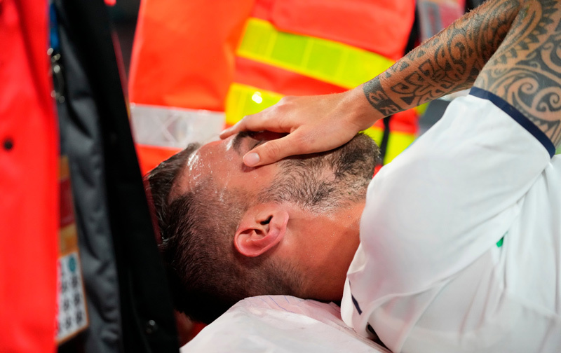 Cầu thủ Italy khóc nghẹn vì chấn thương nặng