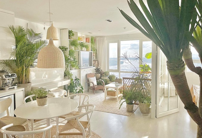 Đê mê trước căn hộ xanh, view sông Hồng mộng mơ của nữ họa sĩ