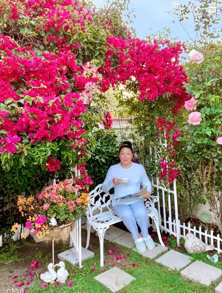 Người phụ nữ Việt gom hàng trăm loài hoa vào nhà vườn 600m2 trên đất Mỹ