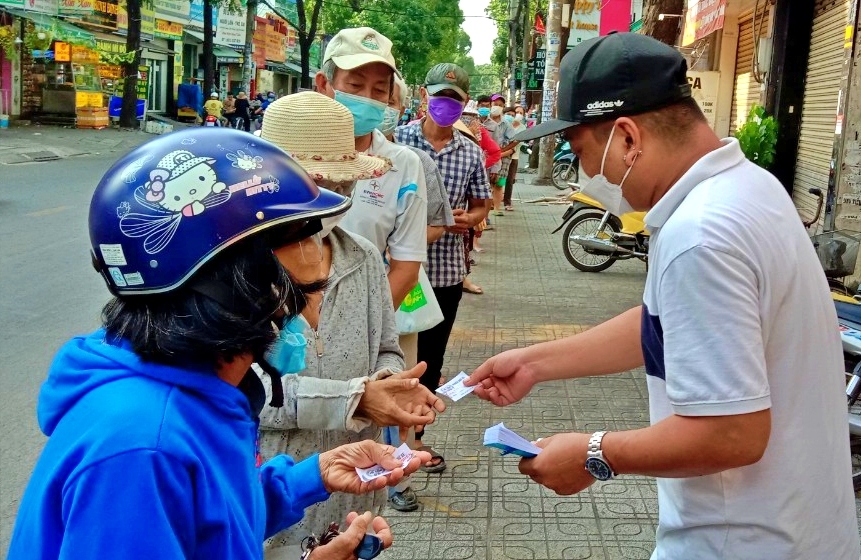 Việt kiều gửi gạo, nấu cơm từ thiện cùng người nghèo chống dịch