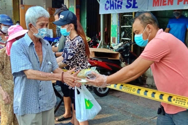 Việt kiều gửi gạo, nấu cơm từ thiện cùng người nghèo chống dịch