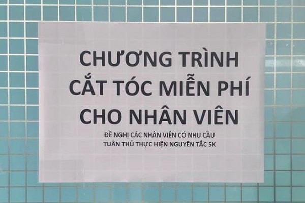 Hàng trăm y, bác sĩ Bệnh viện Chợ Rẫy hưởng ứng cắt tóc phòng dịch Covid