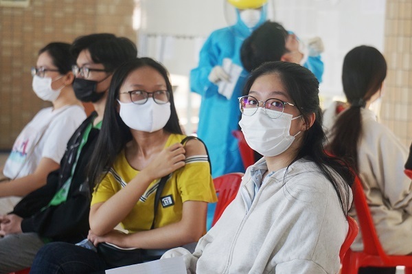 Hình ảnh gần 13.000 học sinh Đà Nẵng đi xét nghiệm Covid-19