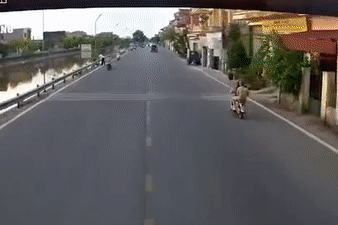 Nóng trên đường: Để con nhỏ chạy ra đường, phụ huynh hối hận cả đời