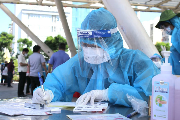 Các bệnh viện dã chiến ở TP.HCM đang thiếu xe cứu thương