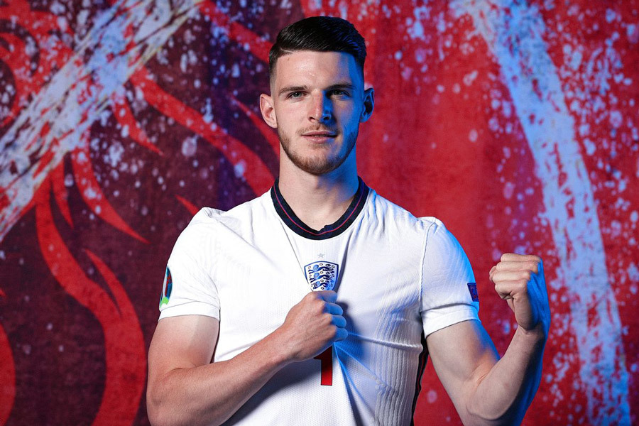 MU tăng tốc ký Declan Rice, Liverpool mua Barella