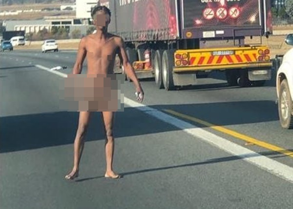 Người đàn ông khoả thân giữa cao tốc khiến tài xế 'hết hồn'
