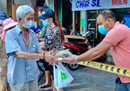 Việt kiều gửi gạo, nấu cơm từ thiện cùng người nghèo chống dịch