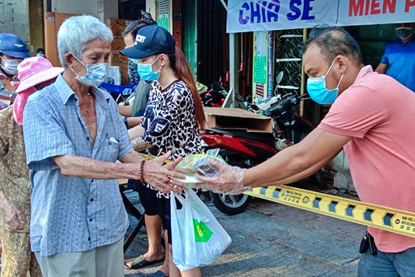 Việt kiều gửi gạo, nấu cơm từ thiện cùng người nghèo chống dịch