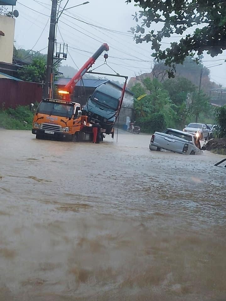 Thành phố Lào Cai chìm trong biển nước sau trận mưa lớn
