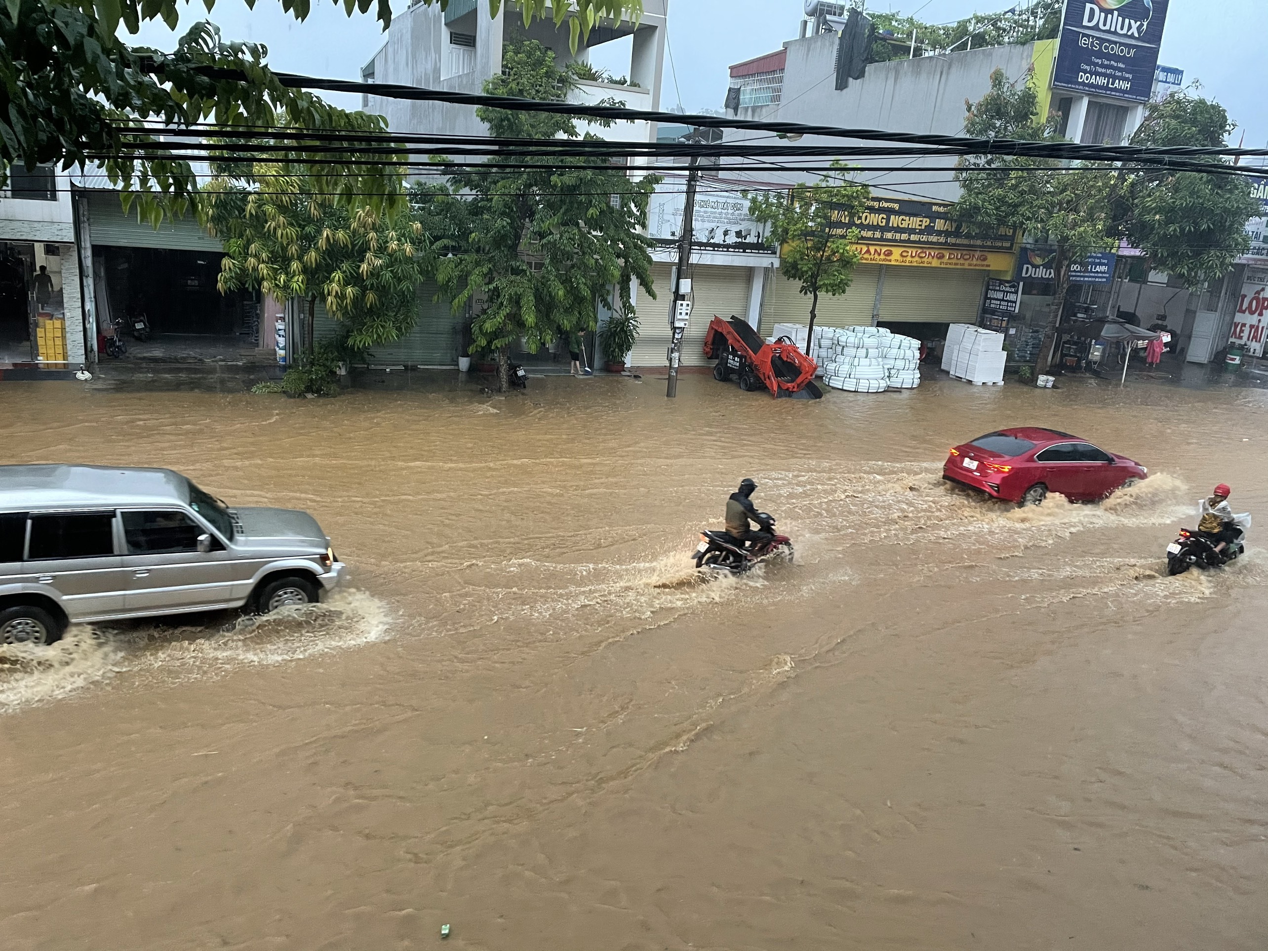 Thành phố Lào Cai chìm trong biển nước sau trận mưa lớn