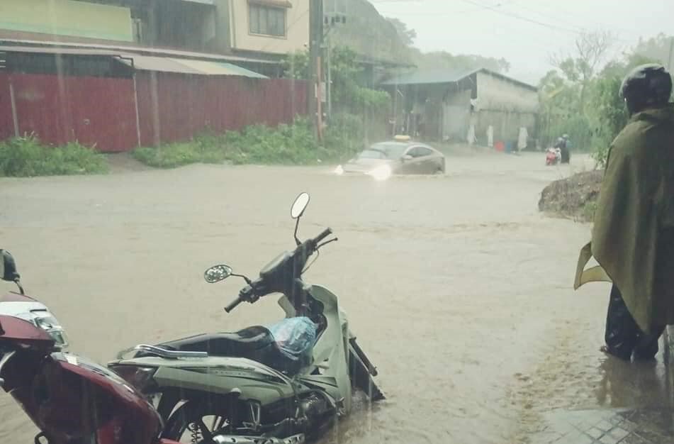 Thành phố Lào Cai chìm trong biển nước sau trận mưa lớn