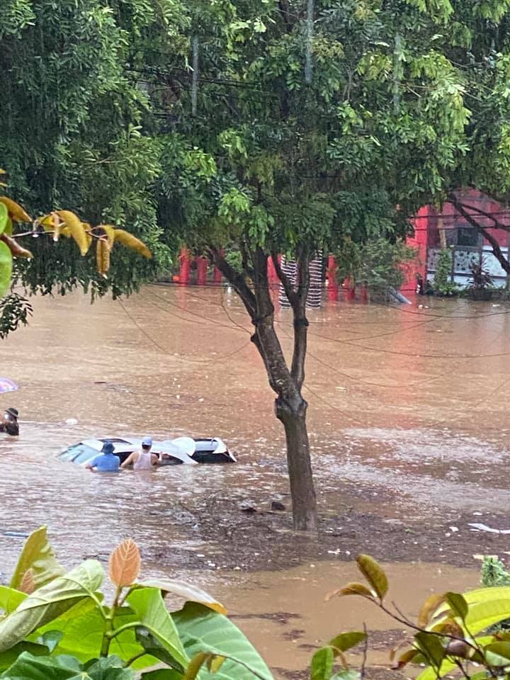 Thành phố Lào Cai chìm trong biển nước sau trận mưa lớn