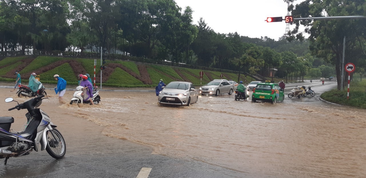 Thành phố Lào Cai chìm trong biển nước sau trận mưa lớn