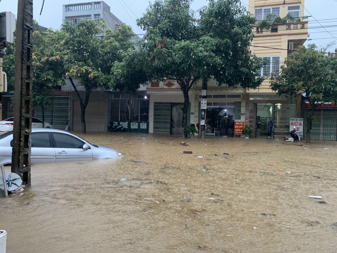 Thành phố Lào Cai chìm trong biển nước sau trận mưa lớn